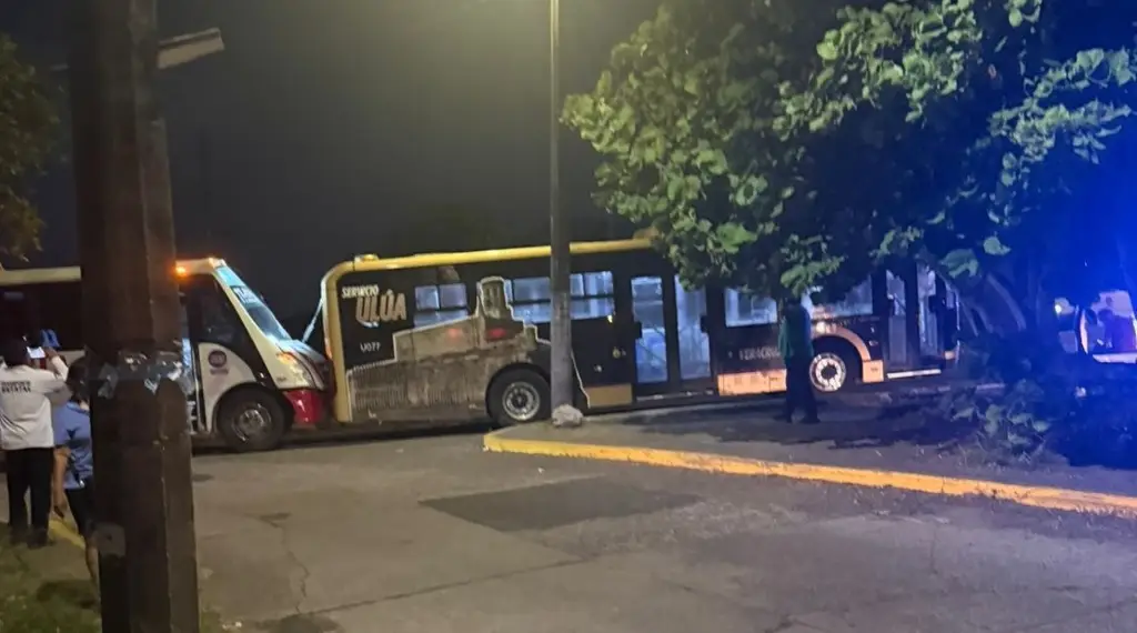 Imagen Chocan camiones en fraccionamiento de Veracruz 