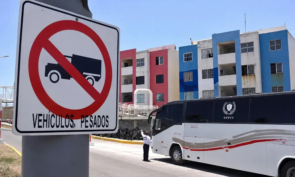 Imagen Colocan señalética por restricciones en puente Morelos de Veracruz