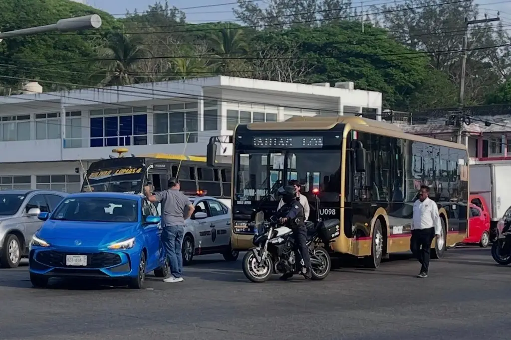 Imagen Chocan Ulúa y vehículo particular en calles de Veracruz 