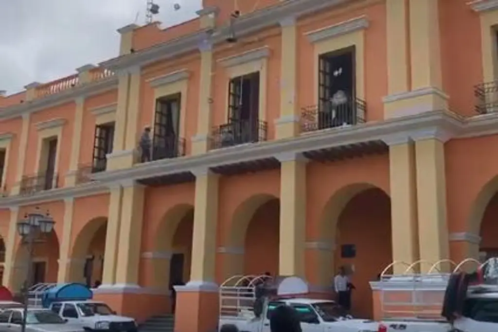 Imagen Pobladores toman palacio municipal de Coscomatepec; destruyen oficinas y papelería (VIDEO)