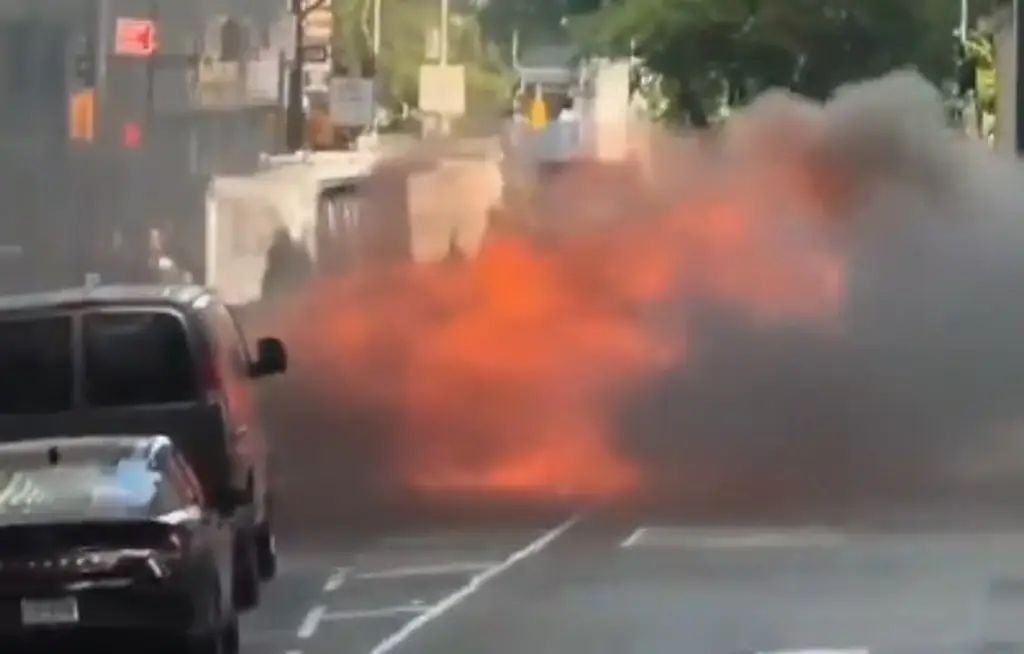 Imagen Así fue la explosión de auto cerca del famoso toro de Wall Street, en Nueva York (+Video) 