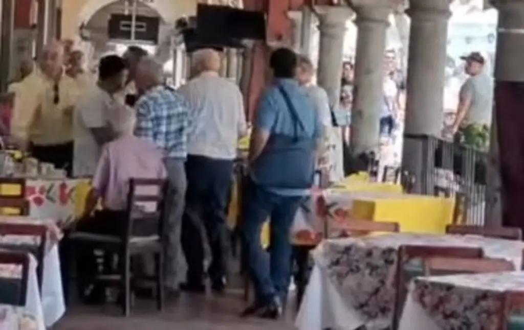 Imagen Exsecretario de Salud de Veracruz y empresario protagonizan altercado en café de Córdoba, Veracruz 