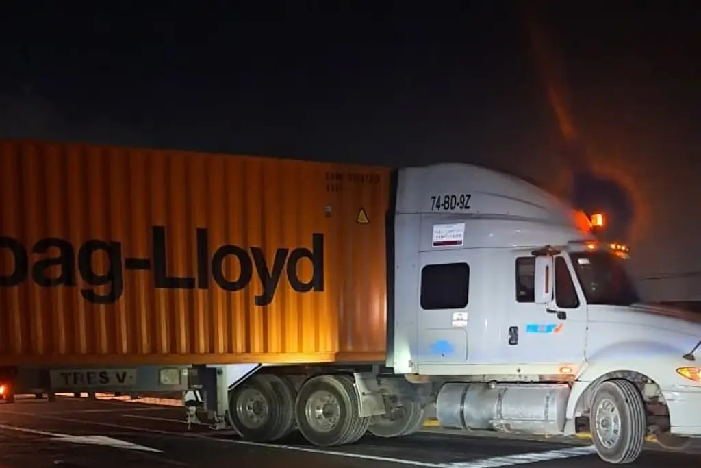 Imagen Tráiler se queda varado en plena autopista Veracruz - Cardel 
