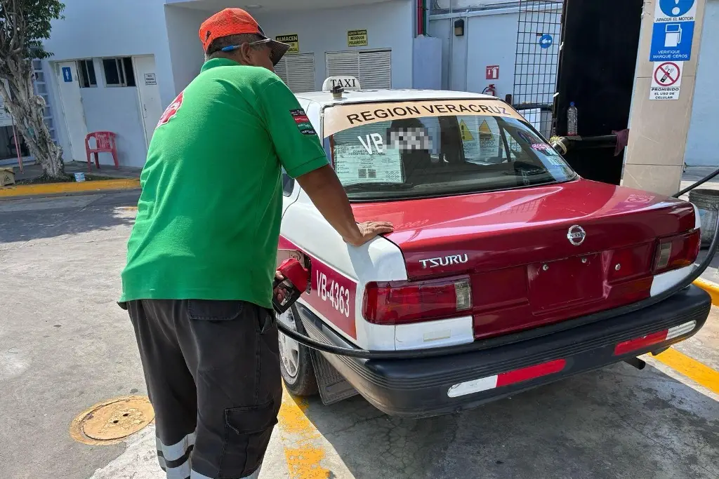 Imagen ¿Sacudes tu carro al cargar gasolina? Taxistas de Veracruz revelan si sirve o es un mito