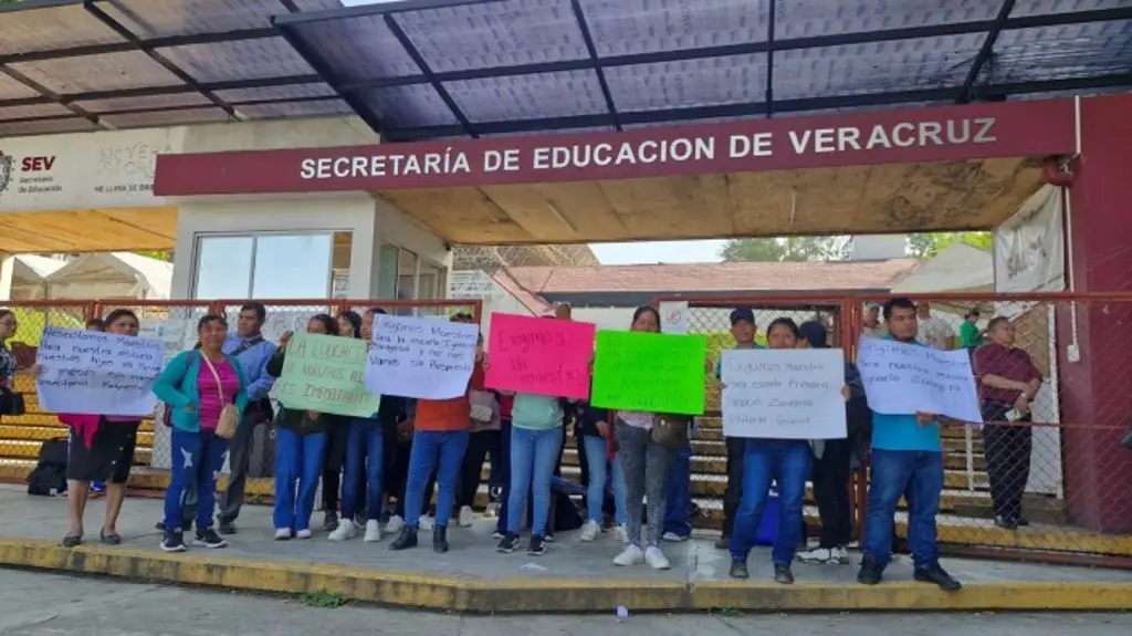 Imagen Padres bloquean SEV para exigir maestro en primaria de Altotonga