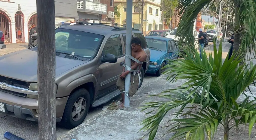 Imagen Amarran a un poste a presunto ladrón en colonia de Veracruz 