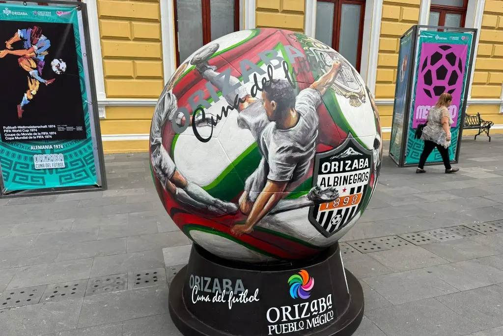 Imagen Crean balones monumentales rumbo al Mundial 2026