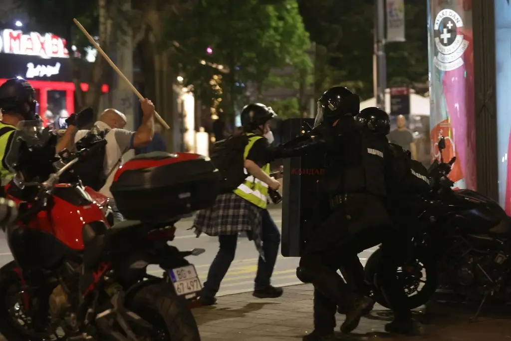 Imagen Protestas en Belgrado dejan más de 40 manifestantes detenidos; también hay heridos