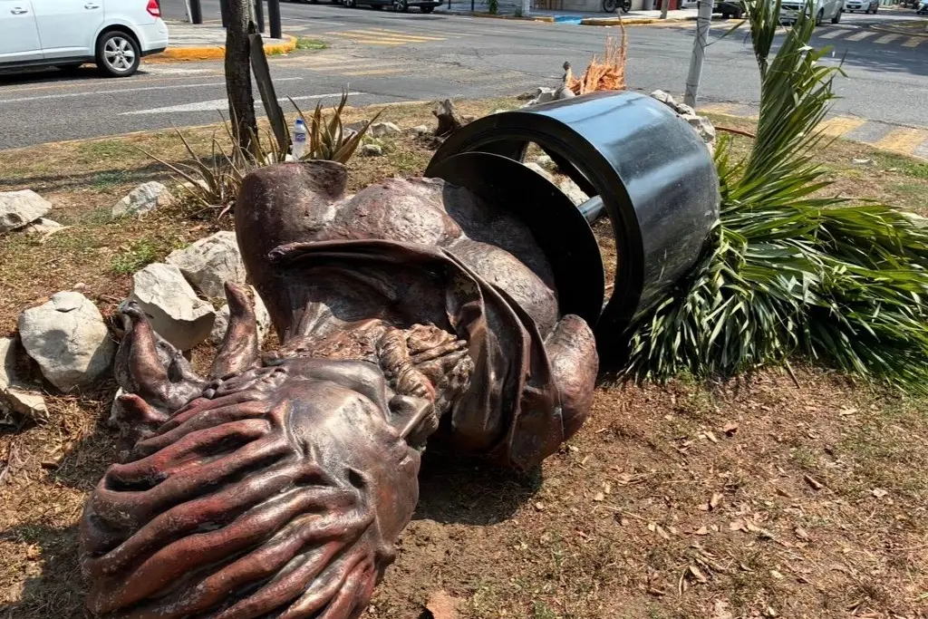 Imagen Derriban busto tras accidente en el fraccionamiento Reforma, en Veracruz