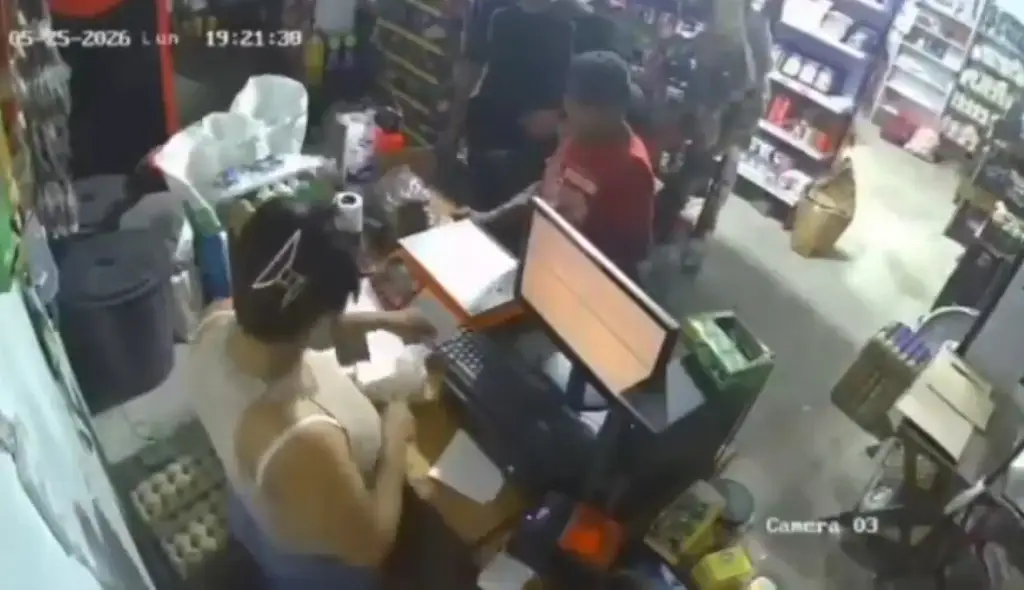 Imagen Así terminó tras asaltar a mano armada una pequeña tienda. Alguien más lo miraba (+Video)