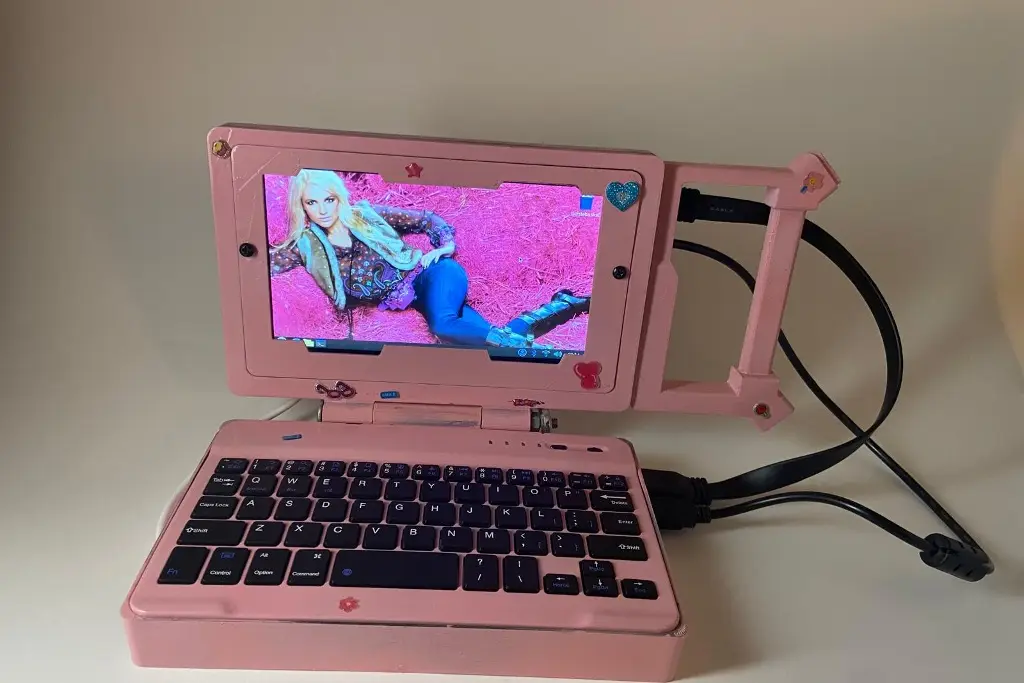 Imagen ¿Qué es una cyberdeck y por qué se están volviendo tendencia entre las jóvenes?