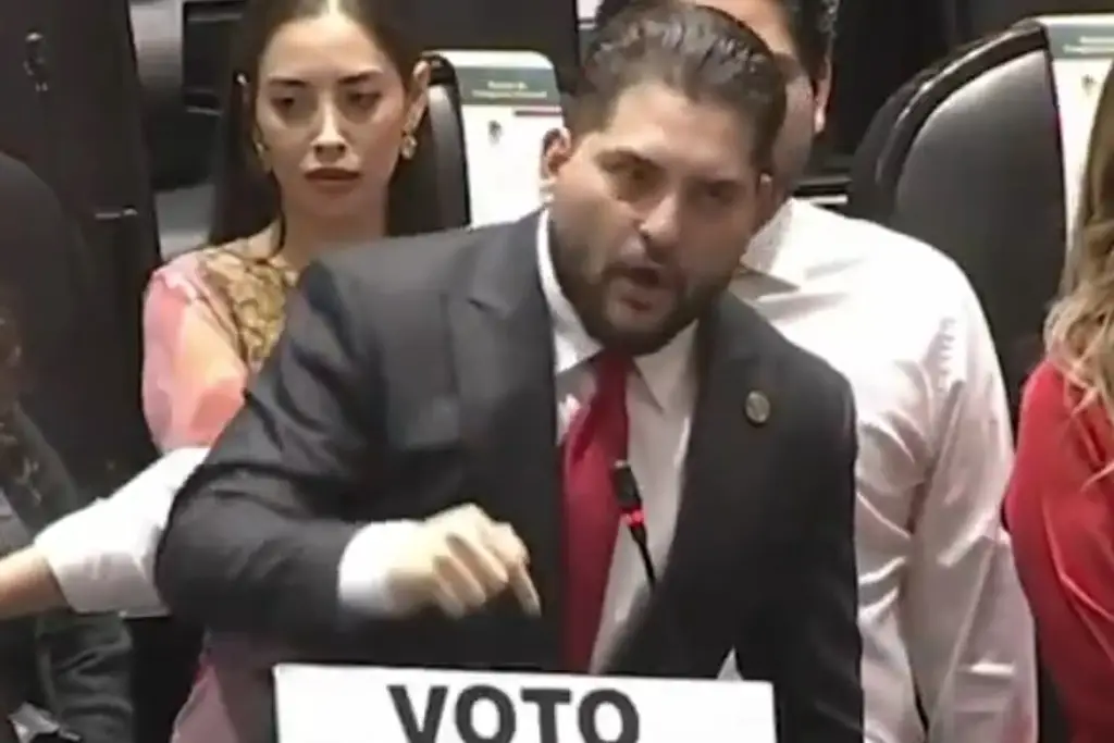 Imagen Le gritan 'asesino de Carlos Manzo´a Leonel Godoy y Morena intenta tomar tribuna 
