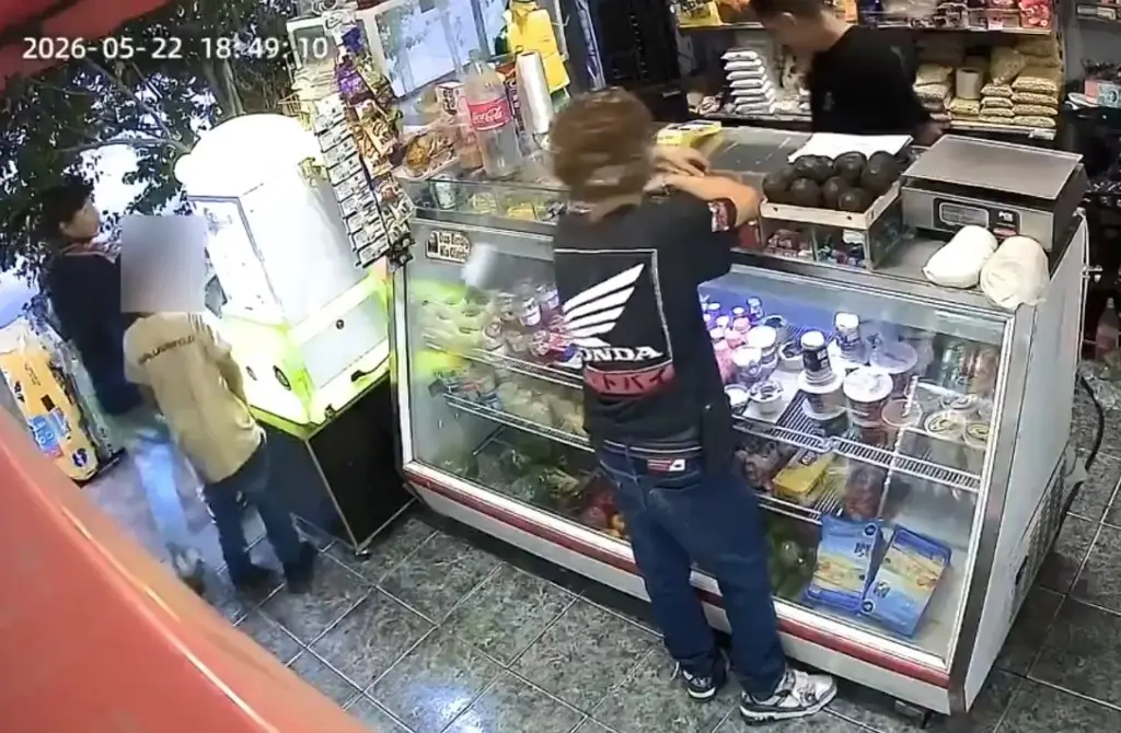 Imagen Menor prende fuego al cabello de un joven (+Video)