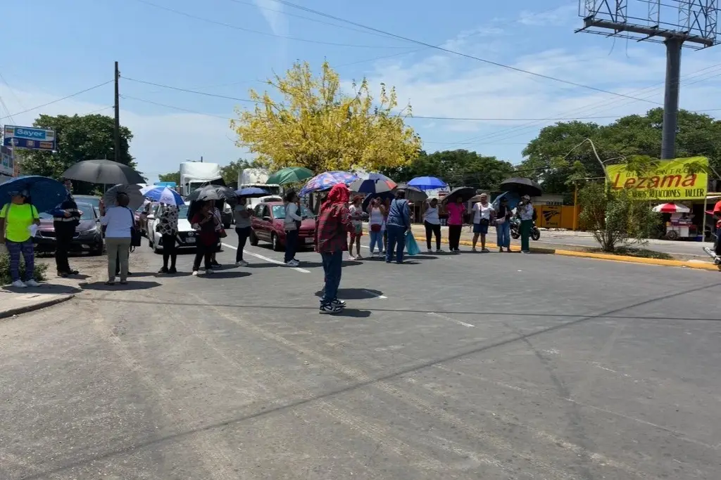 Imagen Bloquean carretera federal Veracruz-Xalapa, esta es la razón 