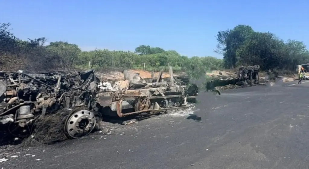 Imagen Hay cierre parcial de circulación en carretera de Veracruz; conoce a qué altura 