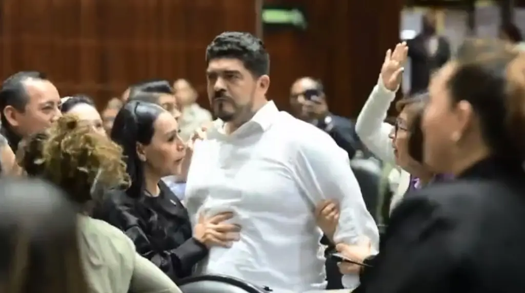 Imagen Pleito en San Lázaro: morenista Zenyazen casi se agarra a golpes con diputado priista