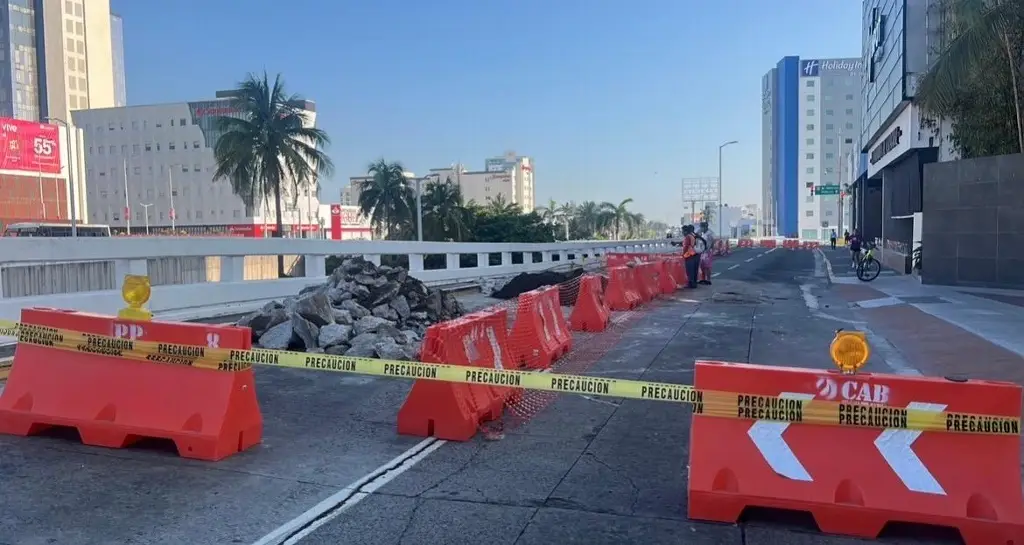 Imagen Continúa cierre vial por hundimiento en Boca del Río 