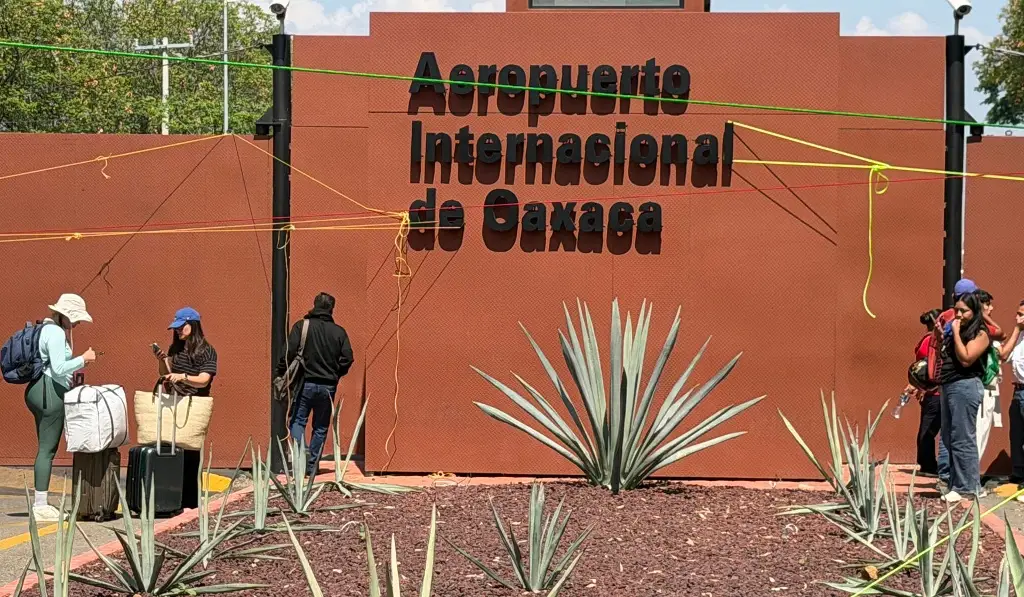 Imagen Maestros del CNTE toman aeropuerto de Oaxaca, en medio de negociaciones con Segob