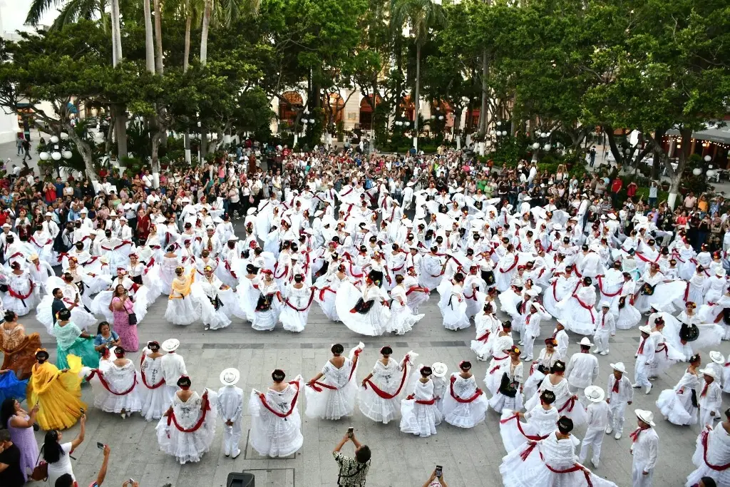 Imagen Cientos se visten de jarochos y bailan en el Zócalo de Veracruz 