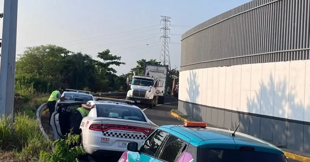 Imagen Tráiler se salió de la carretera en una curva del distribuidor vial Cabeza Olmeca