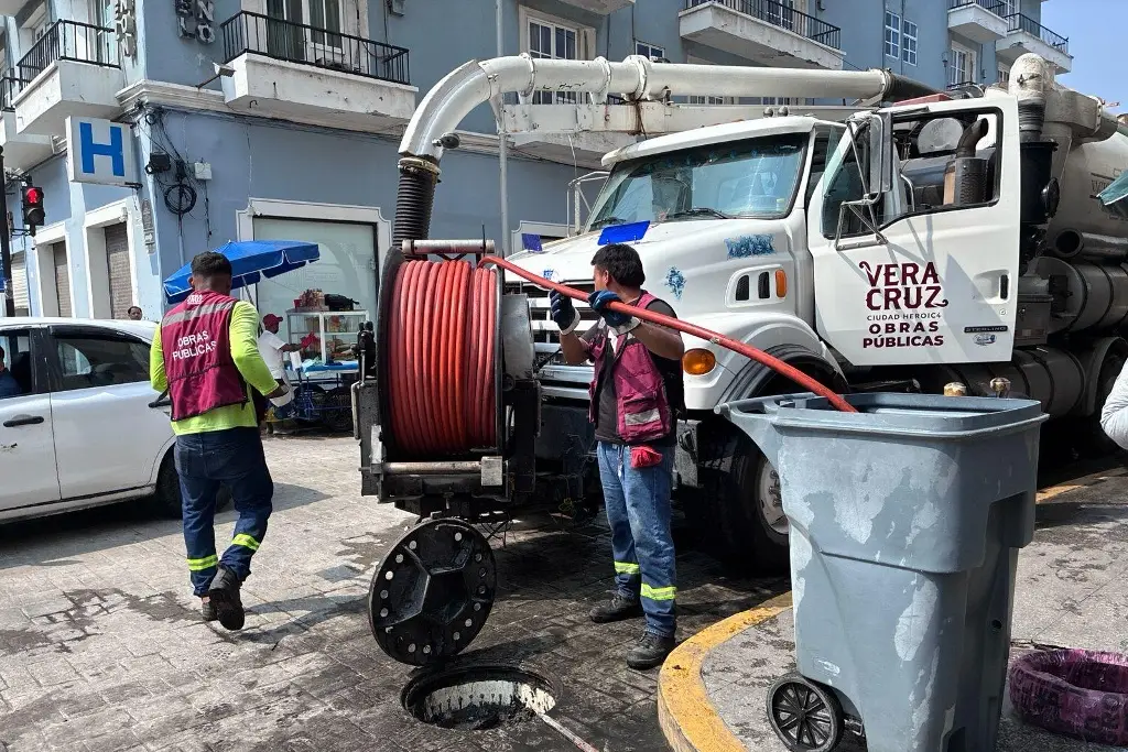 Imagen Intervienen alcantarillas, tras el brote de lodo en el centro de Veracruz