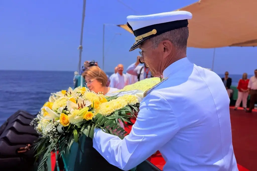 Imagen Entre honores y ofrenda floral, celebran en Veracruz el Día de la Marina Nacional