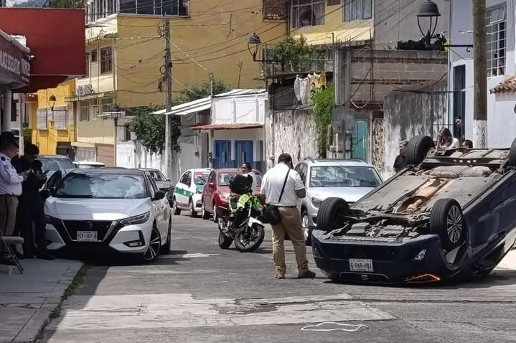 Imagen Vuelca conductor de plataforma en el centro de Xalapa; así ocurrió