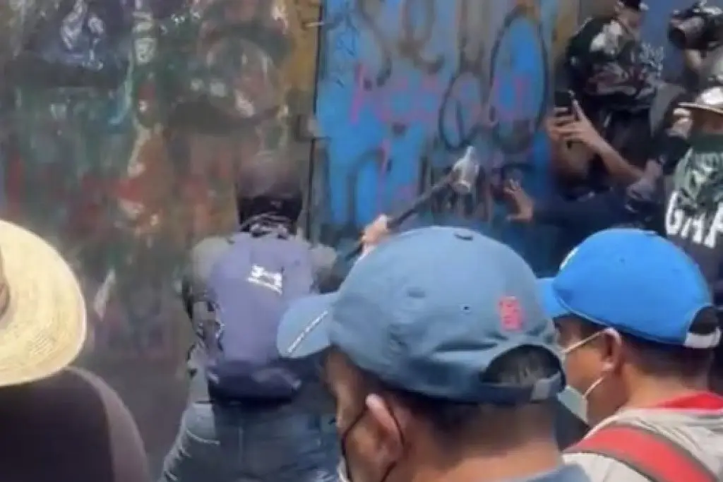 Imagen Integrantes de la CNTE se enfrentan con policías en Zócalo de la CDMX 