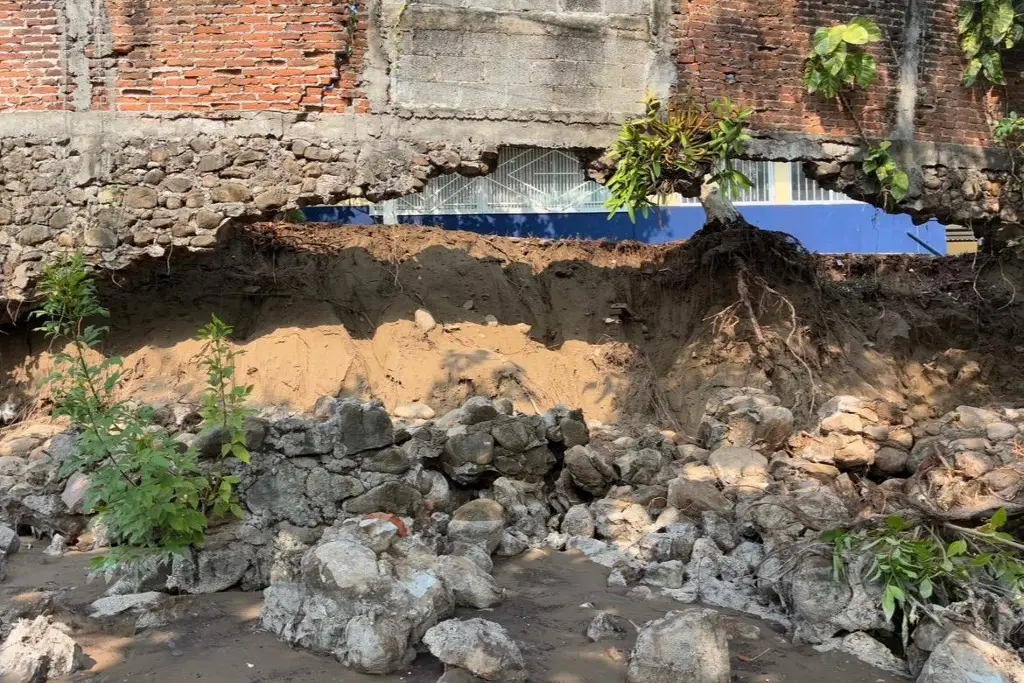 Imagen Colapsa parte de barda de escuela en Veracruz, temen mayores daños 
