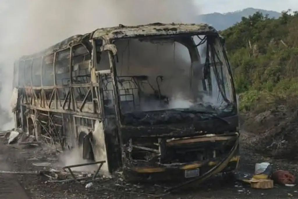 Imagen Se incendia autobús turístico en carretera de Veracruz; pasajeros logran escapar