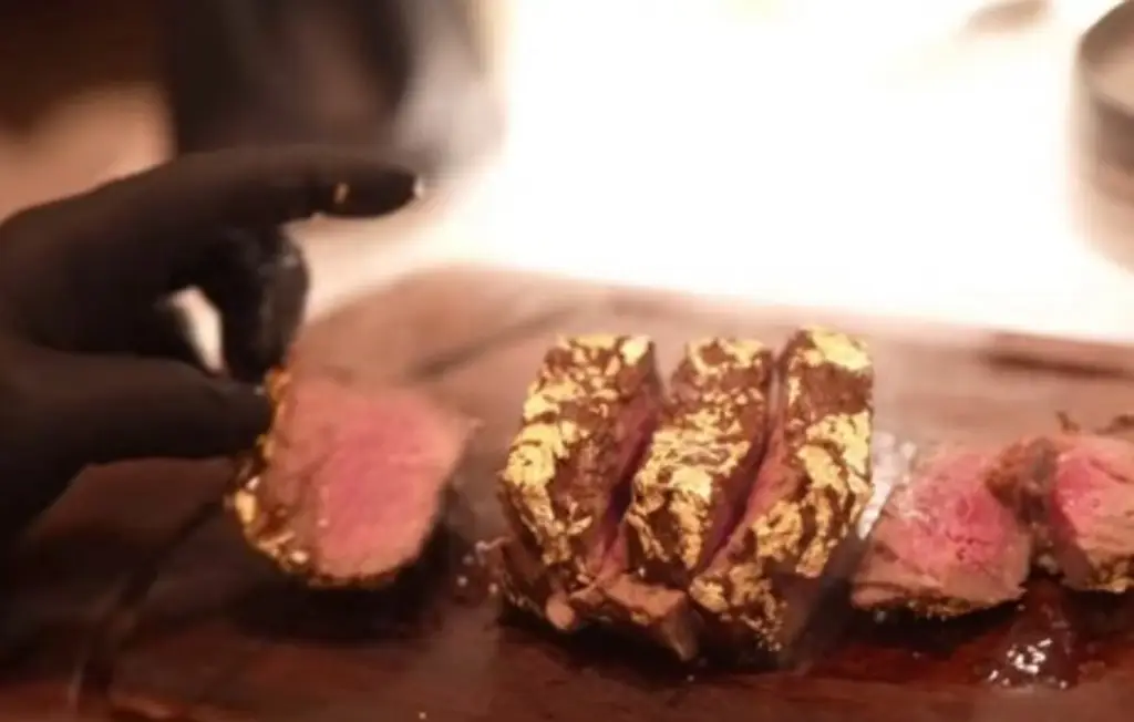 Imagen Critican en redes a hijo de AMLO por acudir a restaurante que vende cortes de carne con oro