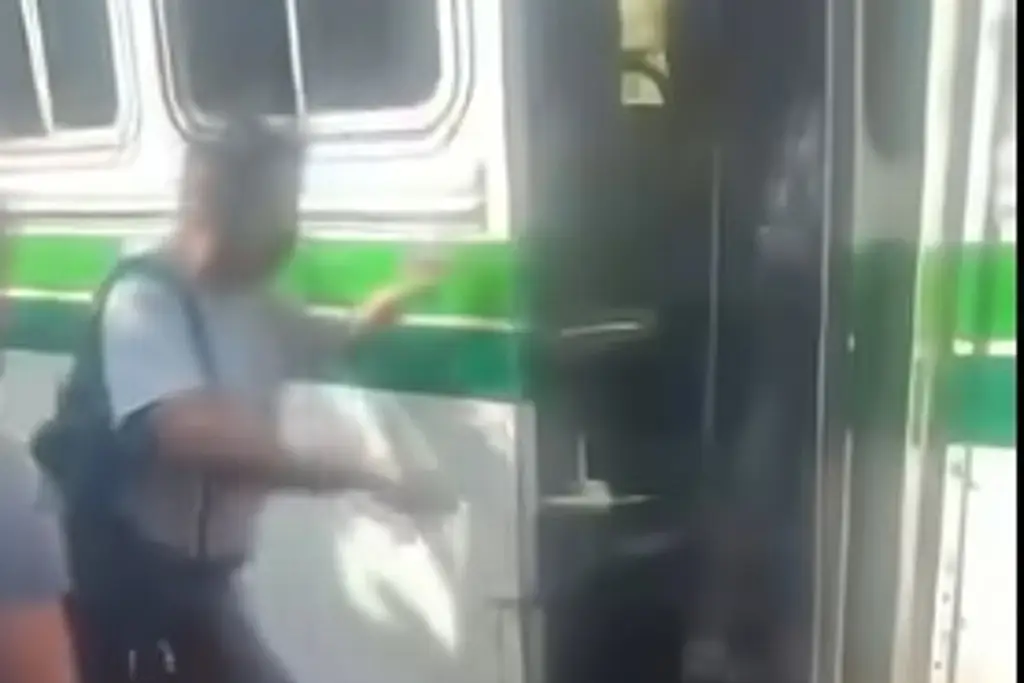 Imagen Hasta en canoas; así suben a pasajeros a camión Saeta en Veracruz (+Video)