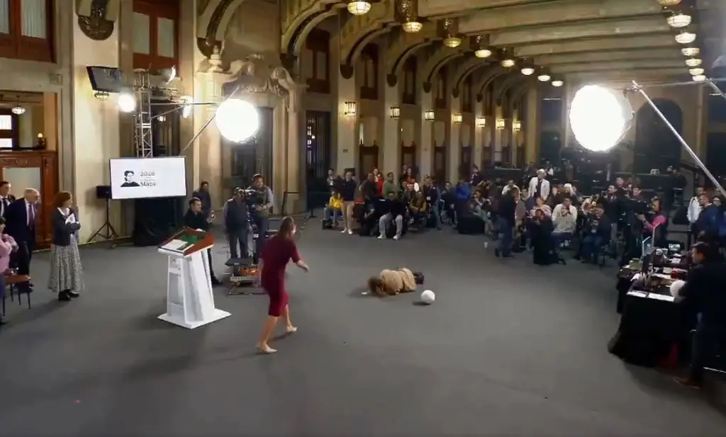 Imagen Por un balón, reportera se cae frente a Sheinbaum durante la conferencia Mañanera (VIDEO)