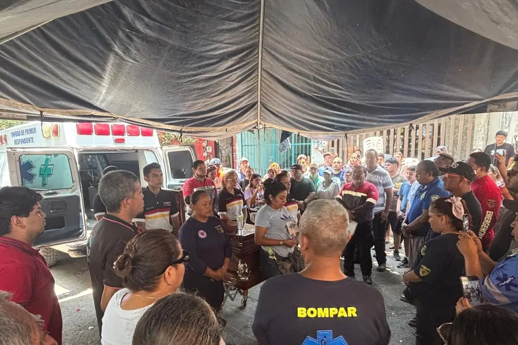 Imagen Entre aplausos, lágrimas y sirenas, dan el último adiós a José Antonio