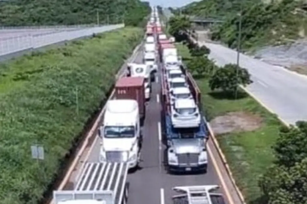 Imagen Transportistas sufren para acceder a los patios por daño en el paso en la Veracruz - Poza Rica