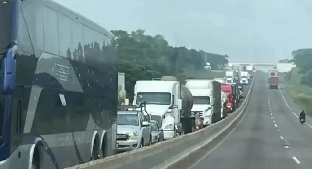 Imagen Hay cierre de circulación en autopista de Veracruz; conoce a qué altura 