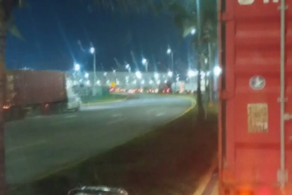 Imagen Otra vez largas filas en Aduana de Veracruz; 'está saturado', reportan traileros 