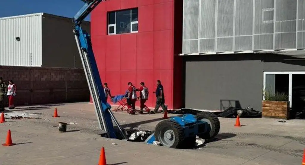 Imagen Mueren 2 trabajadores tras sumirse grúa en plaza comercial   