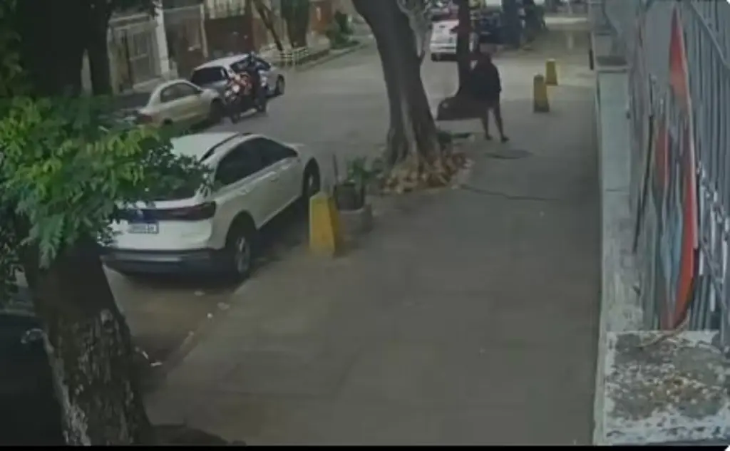 Imagen Le sucedió lo que menos esperaba y 'su mochila la salvó' (+Video)