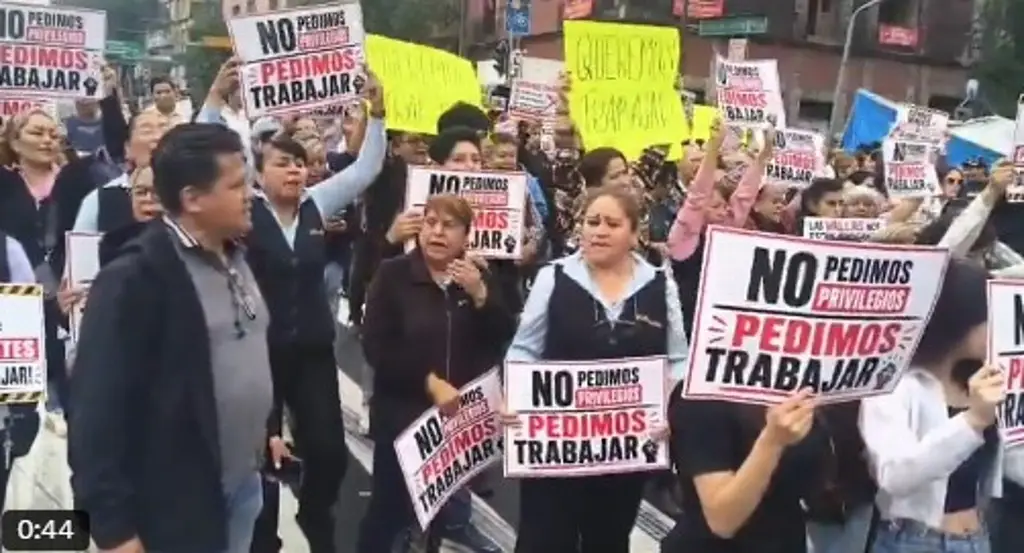 Imagen Protestan comerciantes de 'la calle de las novias': CNTE los está llevando a la quiebra