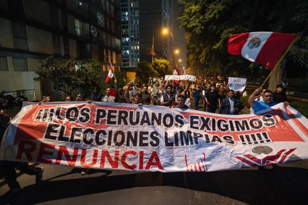 Imagen Prevén 'muy reñida' elección presidencial en Perú; van por el octavo mandatario en 10 años 