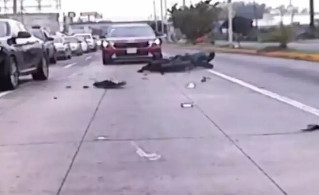 Imagen Captan impresionante accidente en el que murió motociclista en Rafael Cuervo (+Video)