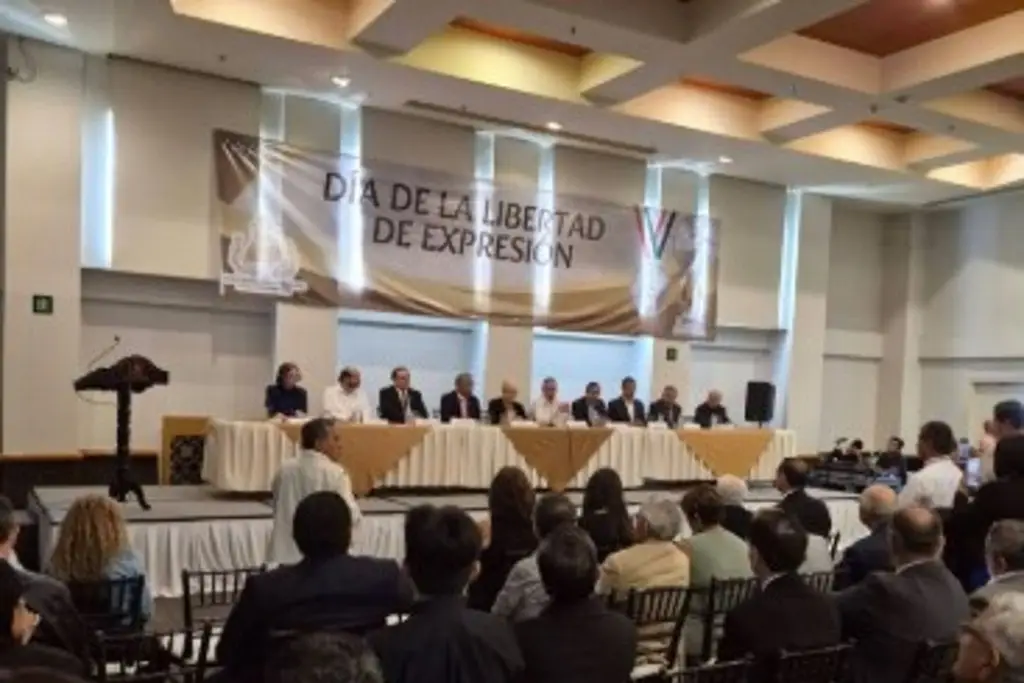 Imagen Abuchean a Jenaro Villamil en foro de la libertad de expresión; le gritan ¡Fuera, fuera! En Xalapa