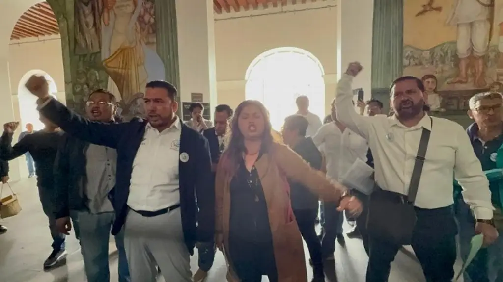 Imagen Integrantes del SIMVE protestan en conferencia de Nahle por despido de docentes