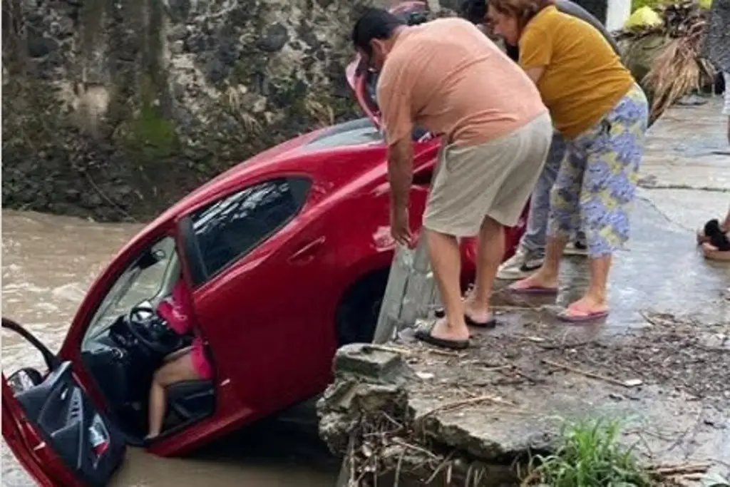 Imagen Cae con todo y automóvil dentro de canal 