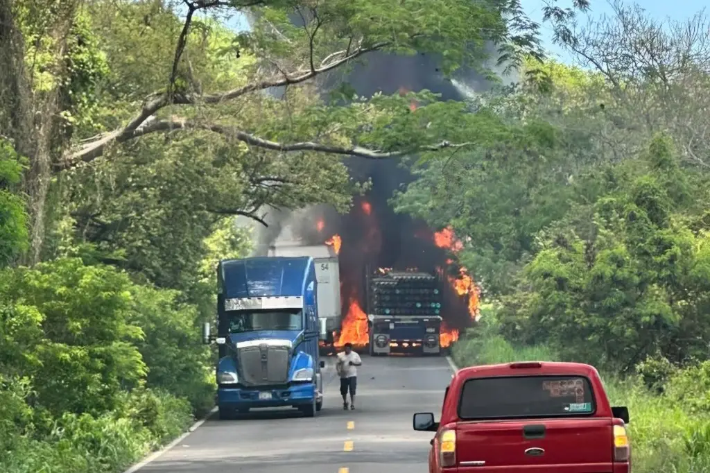 Imagen Se incendian camiones tras choque en carretera Cardel - Palma Sola (VIDEO)