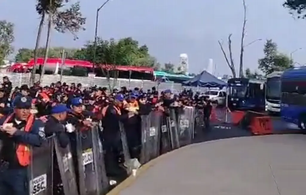 Imagen Integrantes de la CNTE, a punto de llegar al Estadio Ciudad de México
