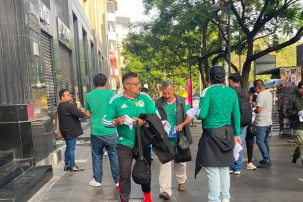 Imagen Reparten pañuelos contra Morena en el Zócalo de CDMX ¿Para qué?