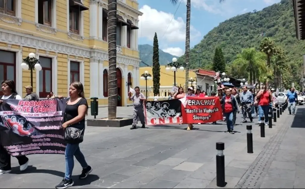 Imagen Maestros protestan contra Ley del ISSSTE 2007, en Orizaba 