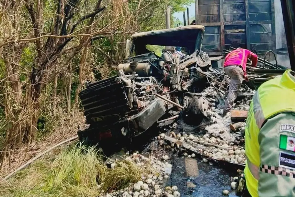 Imagen Más de 12 horas tardaron en despejar carretera Cardel - Palma Sola tras incendio de unidades